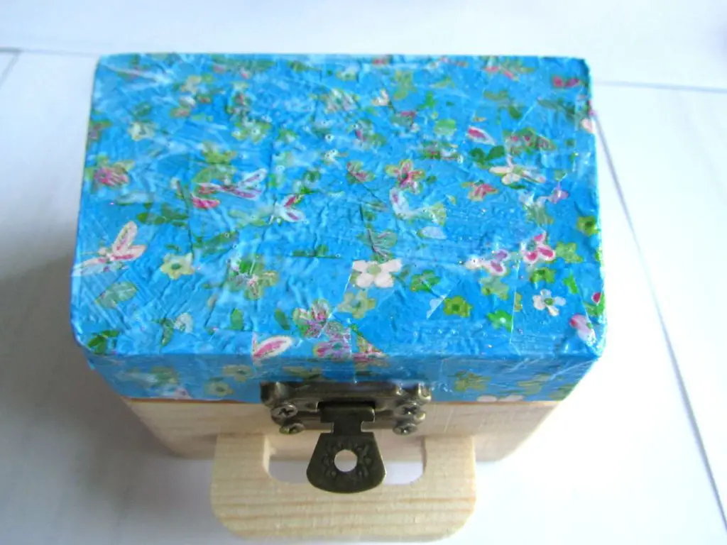 Decoupage box lid