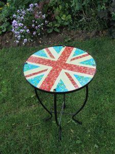 Upcycle a broken garden table - christines-crafts.com