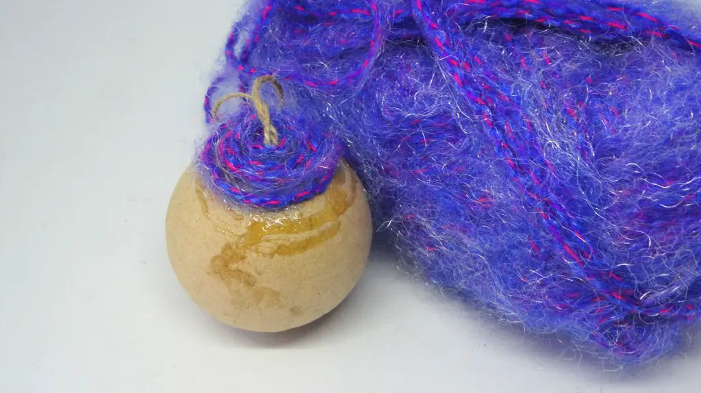 Gluing yarn to bauble