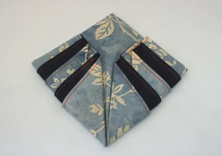How to make a folded napkin arrowhead