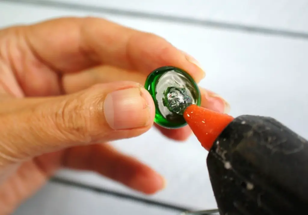 Applying glue to the glass bead