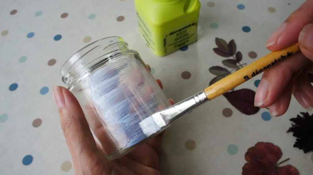 Applying glue to jar
