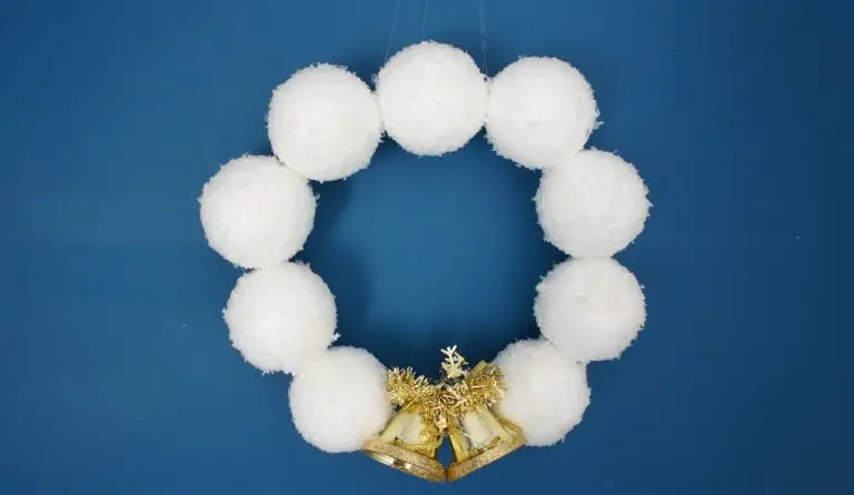 How to Make a Christmas Snowball Wreath
