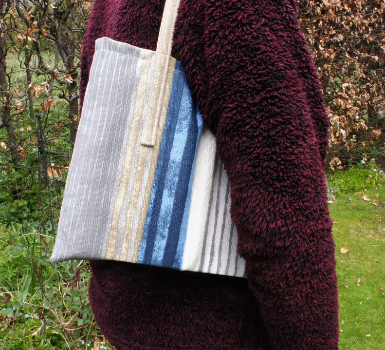 Simple tote Bag in use