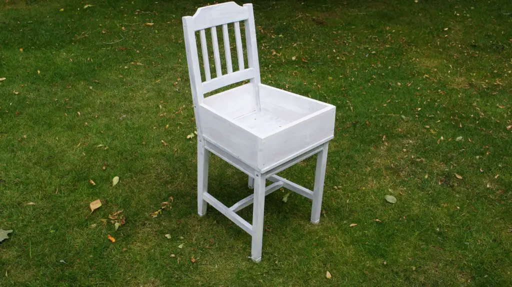 Prime the whole chair in white