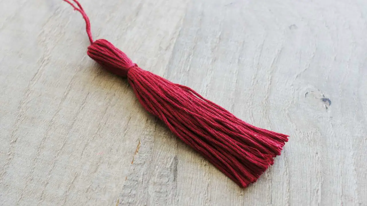 How to Make Yarn Tassels the Easiest Way!