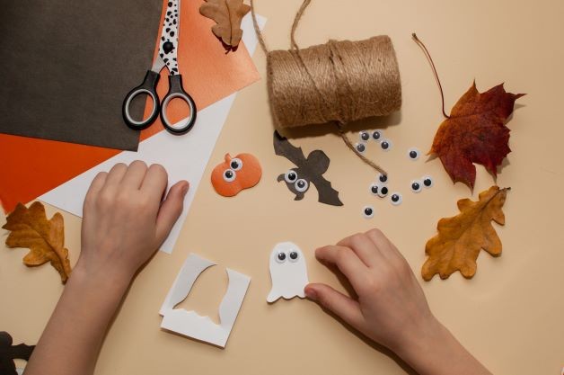 Halloween paper garland making on table