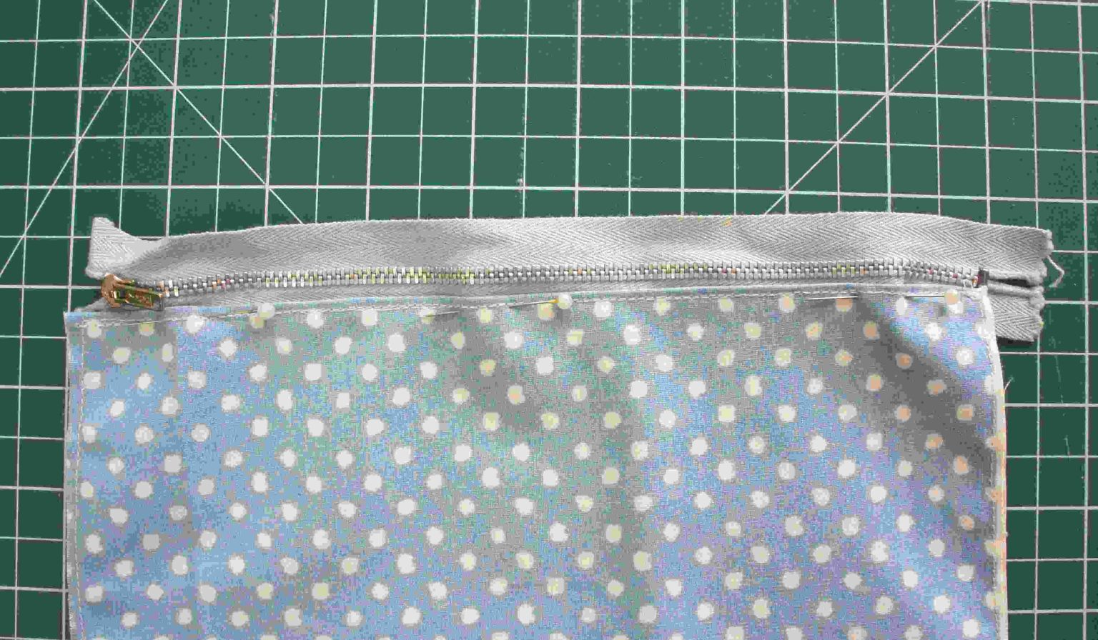 How to Easily Sew the Cutest Makeup Bag Today with no Pattern