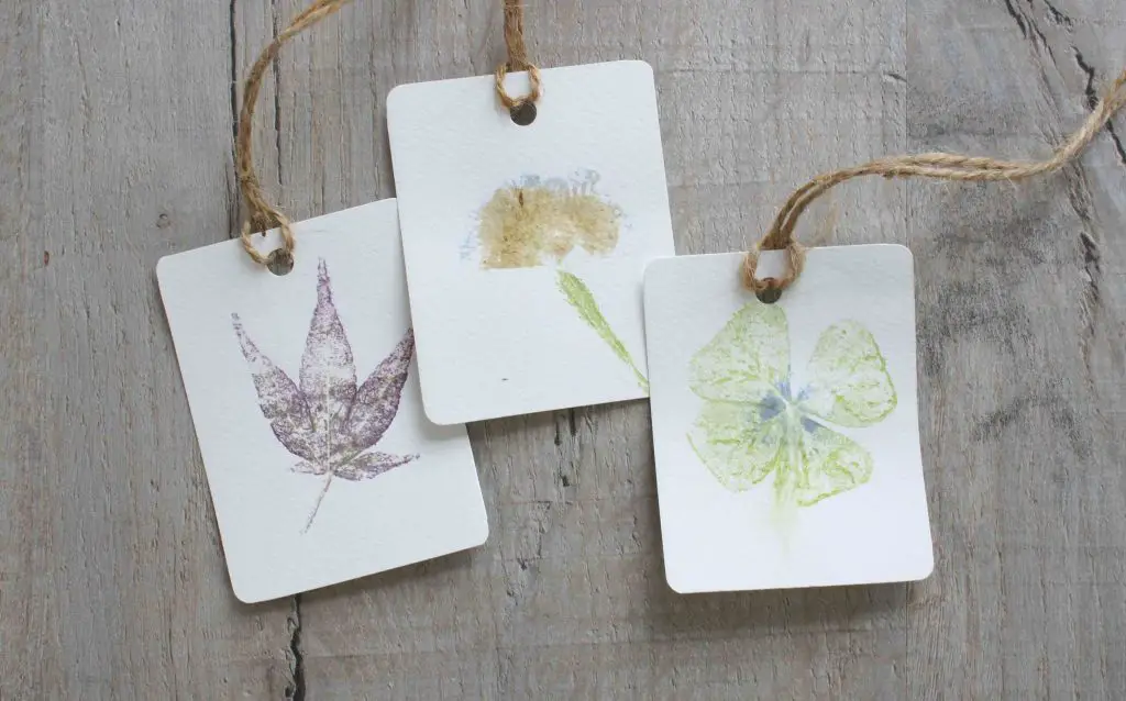 3 flower pounding gift tags