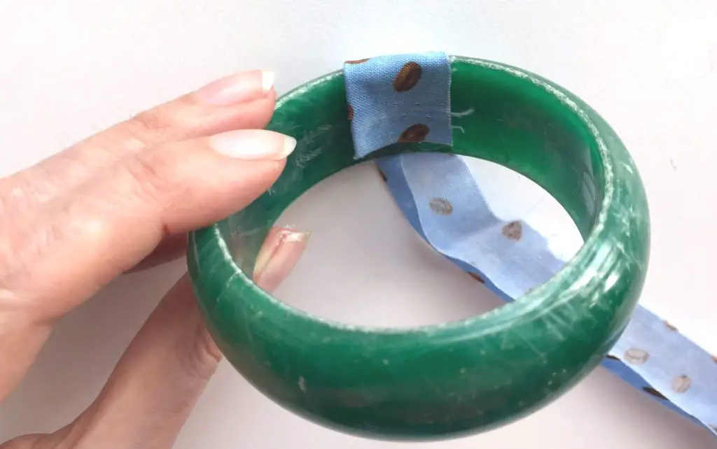 glue fabric strip to plastic bangle