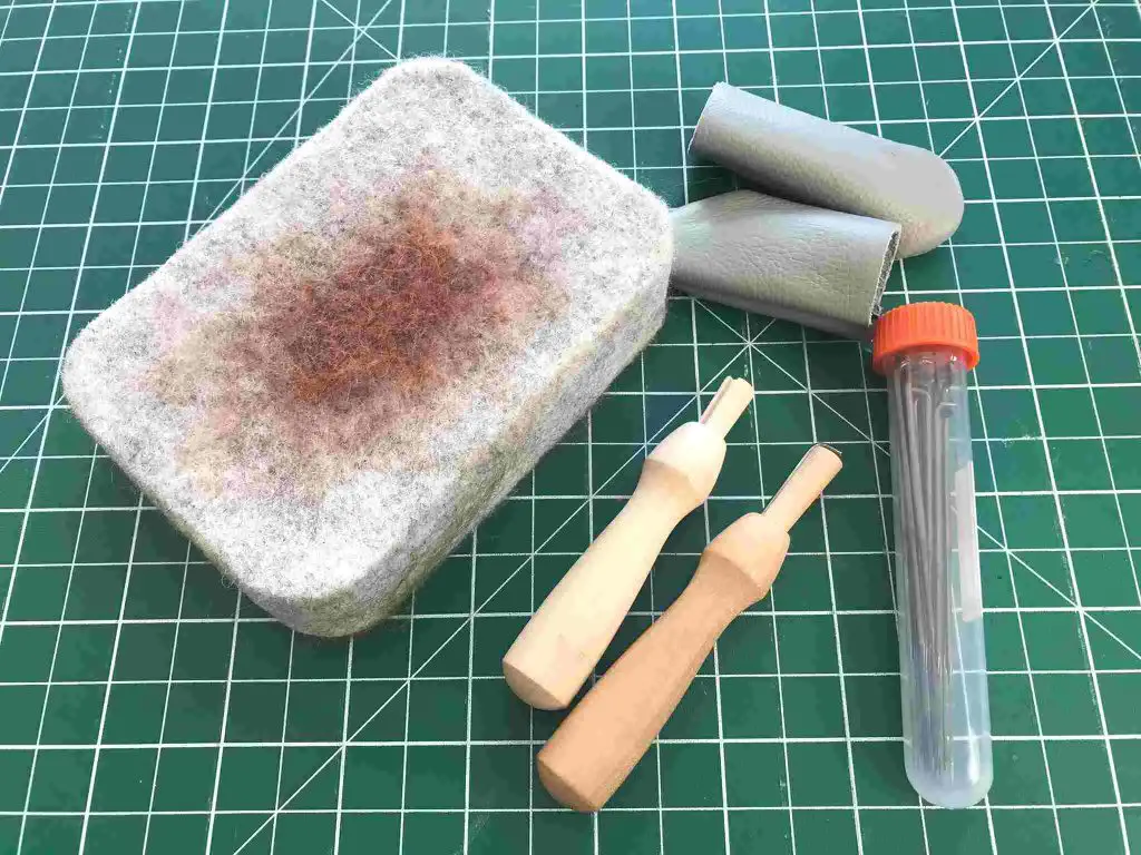 needlefelting tools in kit